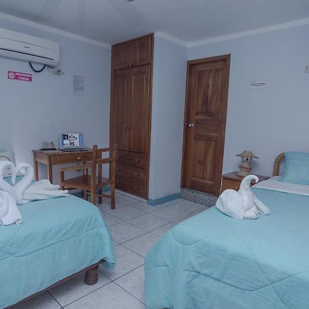 Hostal Leon Dormido Puerto Baquerizo Moreno Bagian luar foto