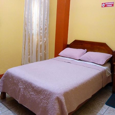 Hostal Leon Dormido Puerto Baquerizo Moreno Bagian luar foto