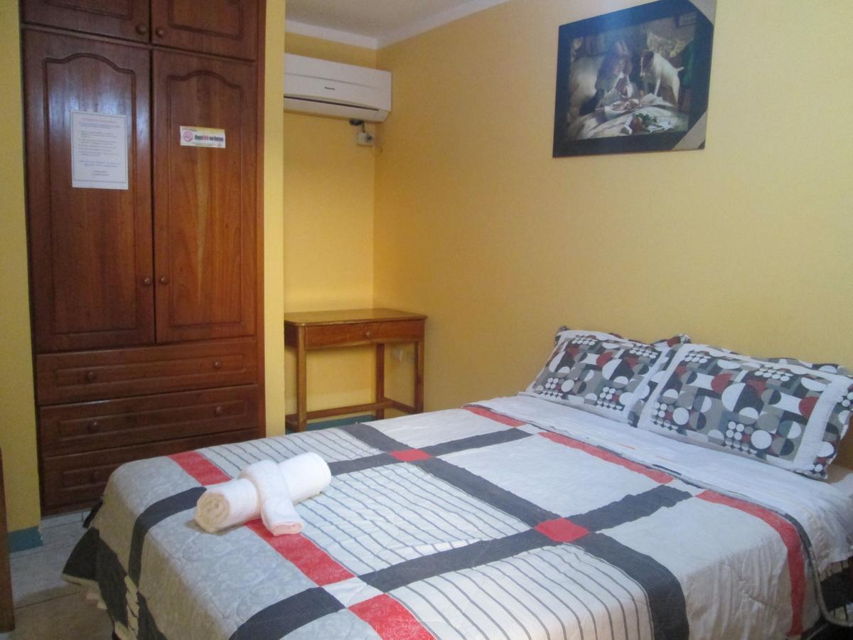 Hostal Leon Dormido Puerto Baquerizo Moreno Bagian luar foto