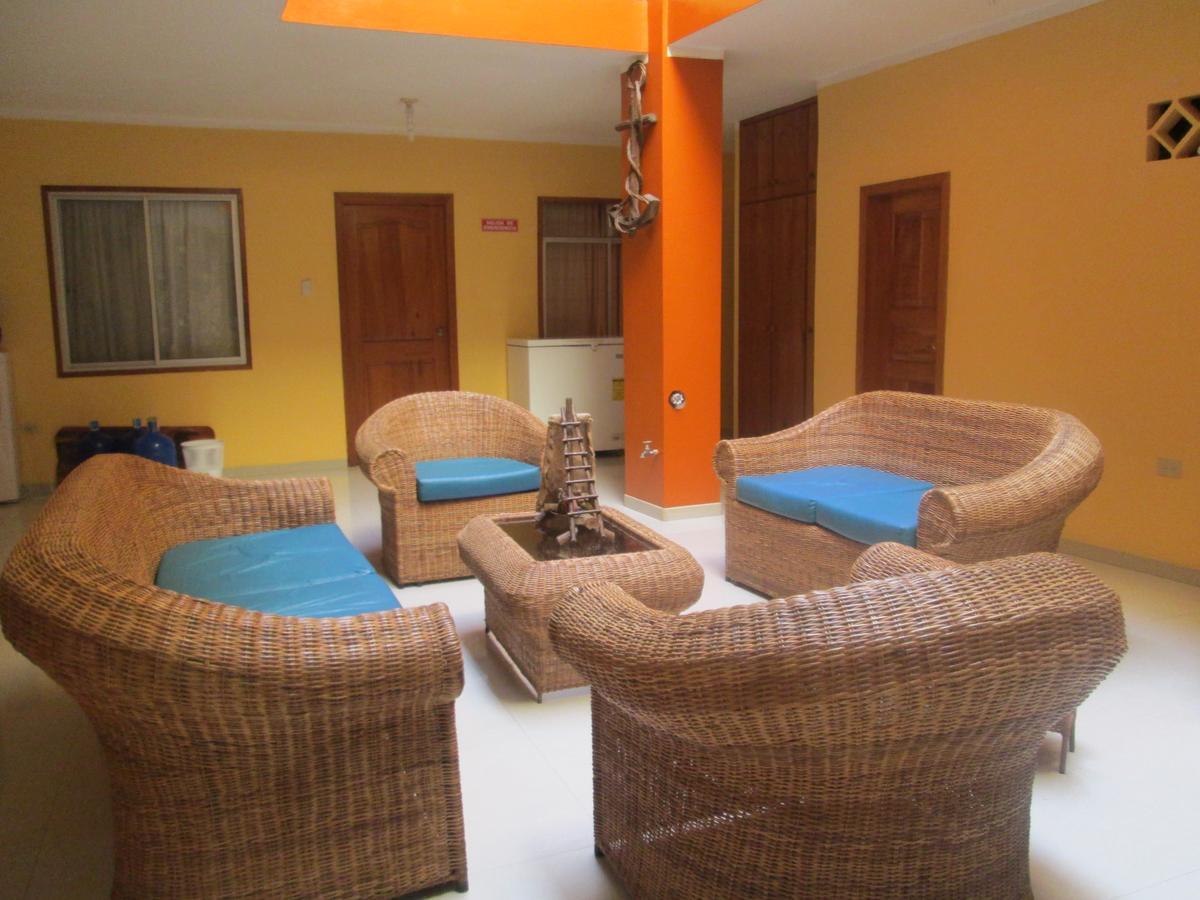 Hostal Leon Dormido Puerto Baquerizo Moreno Bagian luar foto