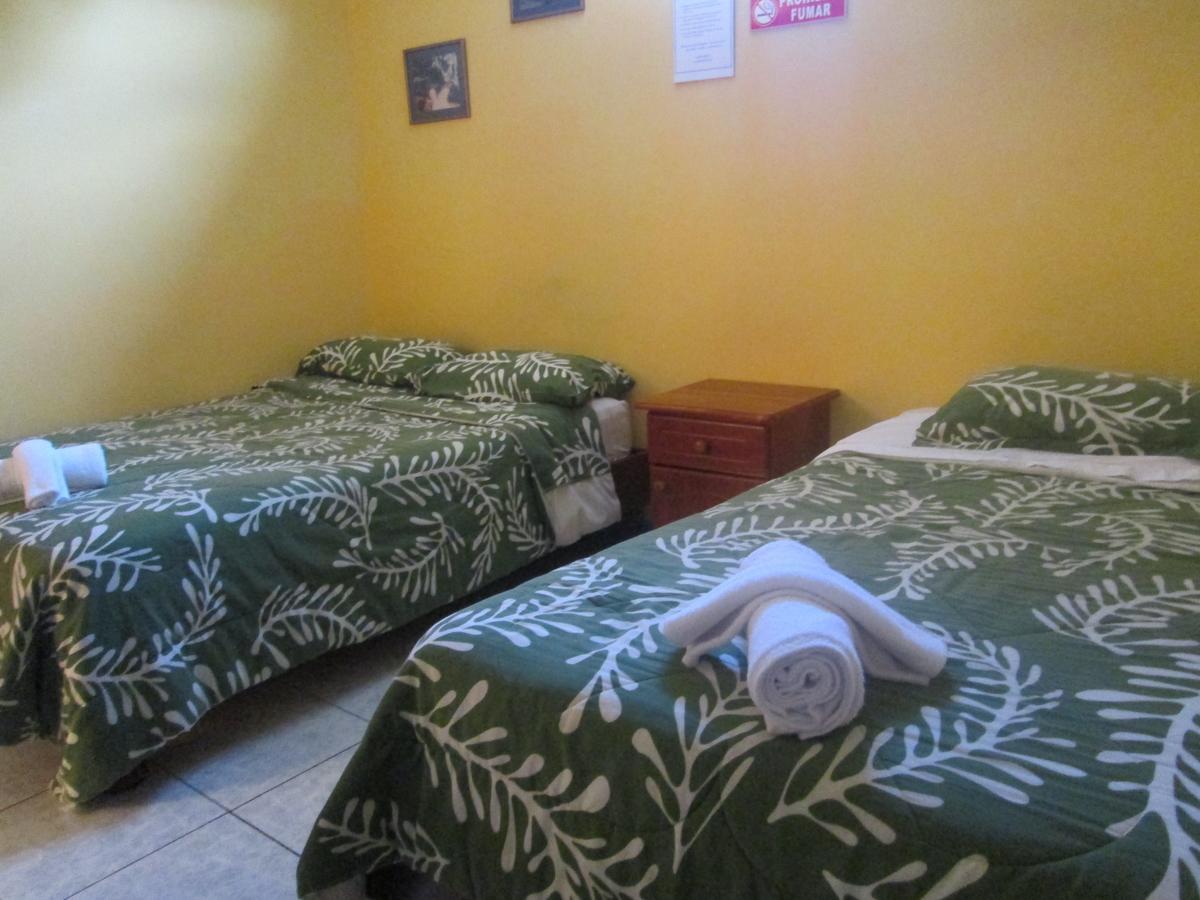 Hostal Leon Dormido Puerto Baquerizo Moreno Bagian luar foto