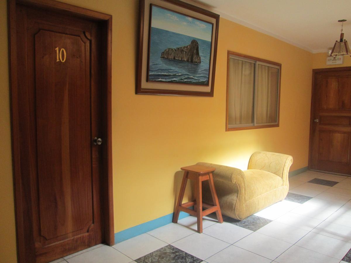Hostal Leon Dormido Puerto Baquerizo Moreno Bagian luar foto