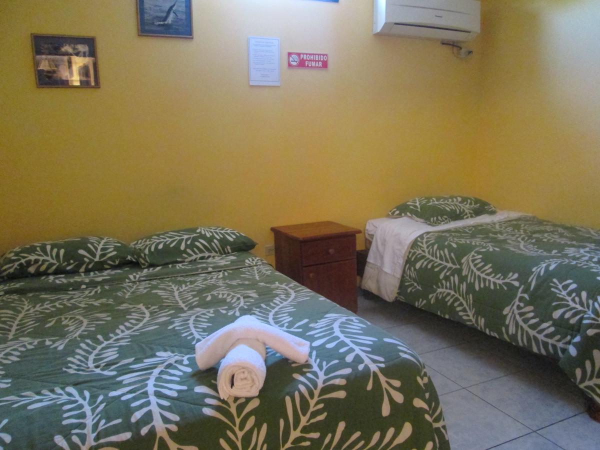 Hostal Leon Dormido Puerto Baquerizo Moreno Bagian luar foto