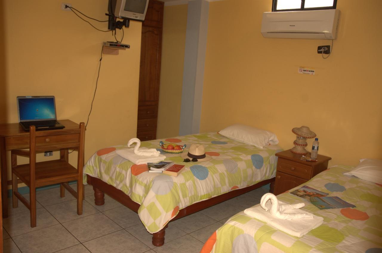 Hostal Leon Dormido Puerto Baquerizo Moreno Bagian luar foto
