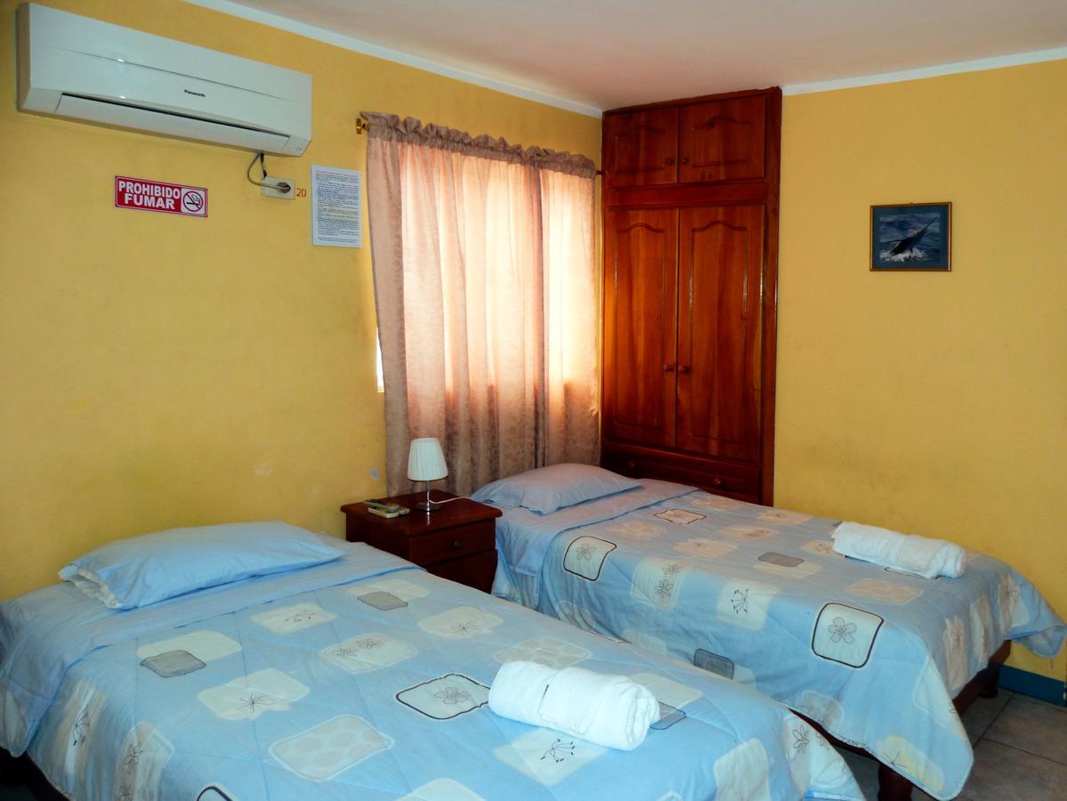 Hostal Leon Dormido Puerto Baquerizo Moreno Bagian luar foto