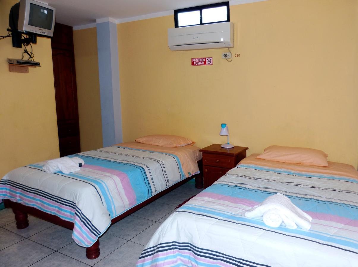 Hostal Leon Dormido Puerto Baquerizo Moreno Bagian luar foto