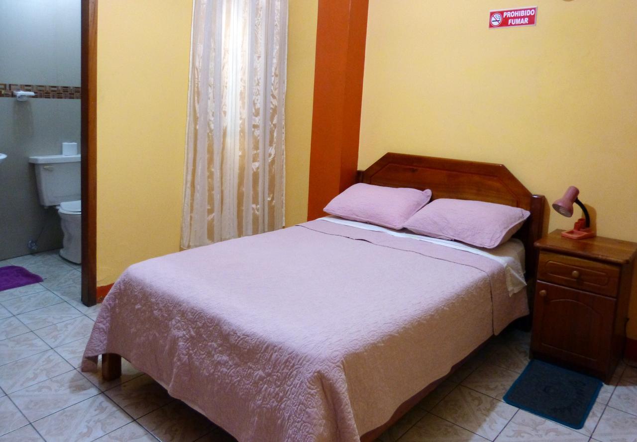Hostal Leon Dormido Puerto Baquerizo Moreno Bagian luar foto
