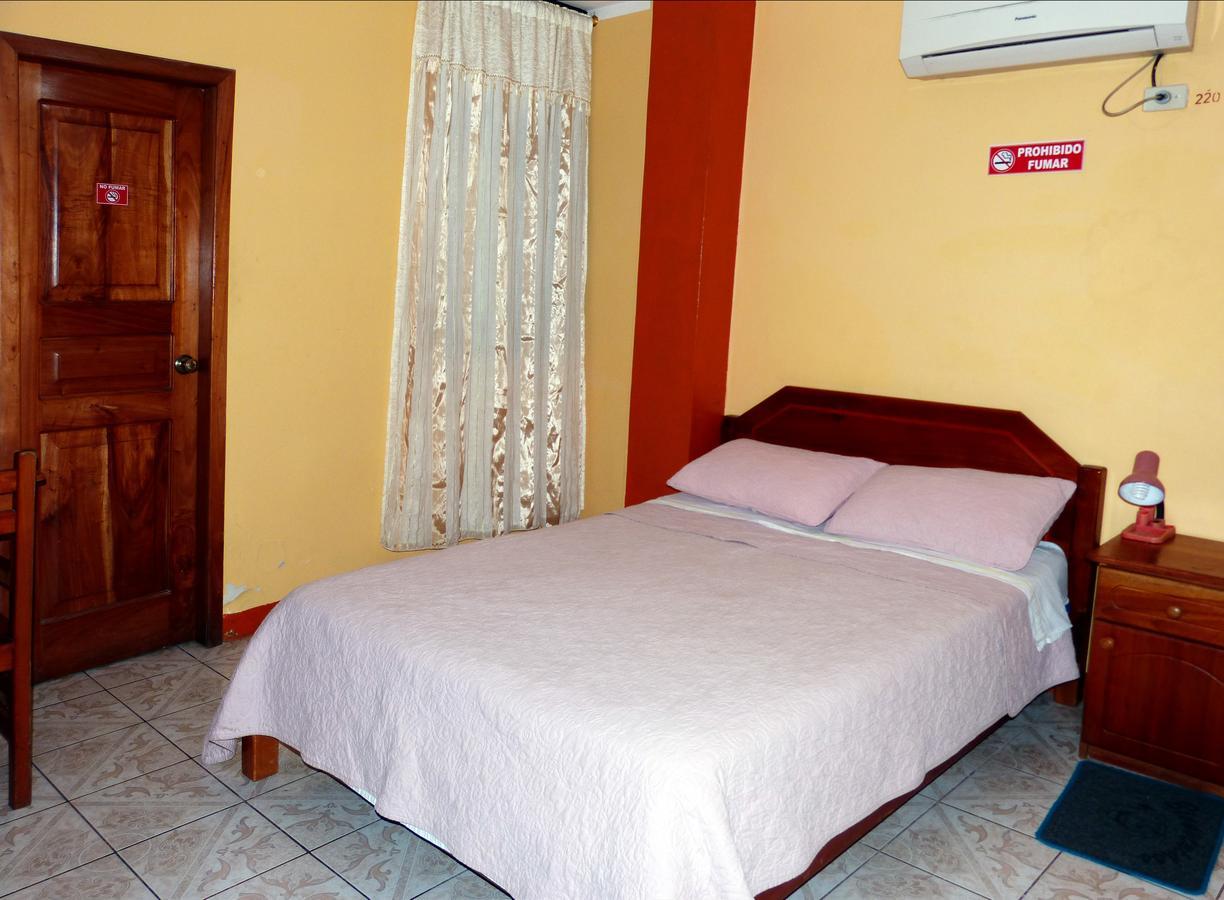 Hostal Leon Dormido Puerto Baquerizo Moreno Bagian luar foto